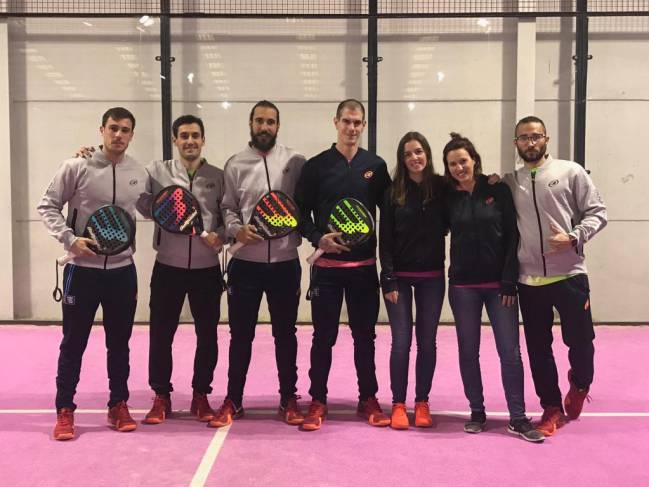 El staff técnico con los cuatro jugadores de CSM Padel Sueca.