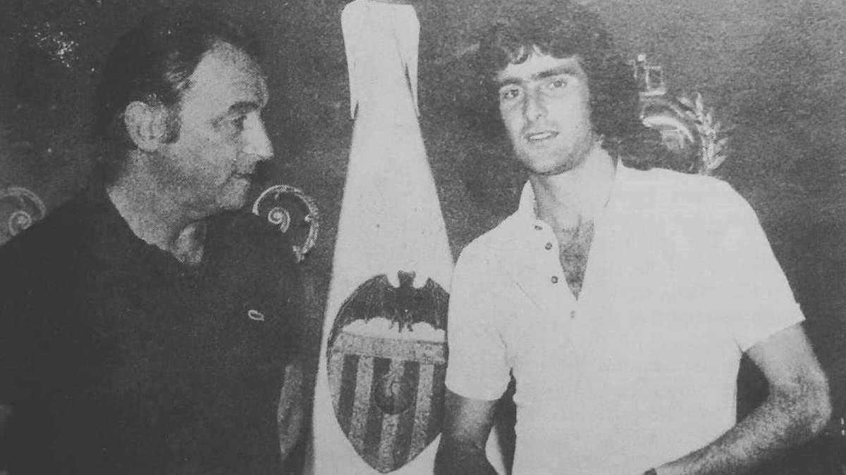 Kempes, a la derecha, junto al secretario técnico Pasieguito.