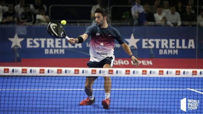 Sanyo Gutiérrez, jugador de drive, volea con la derecha.