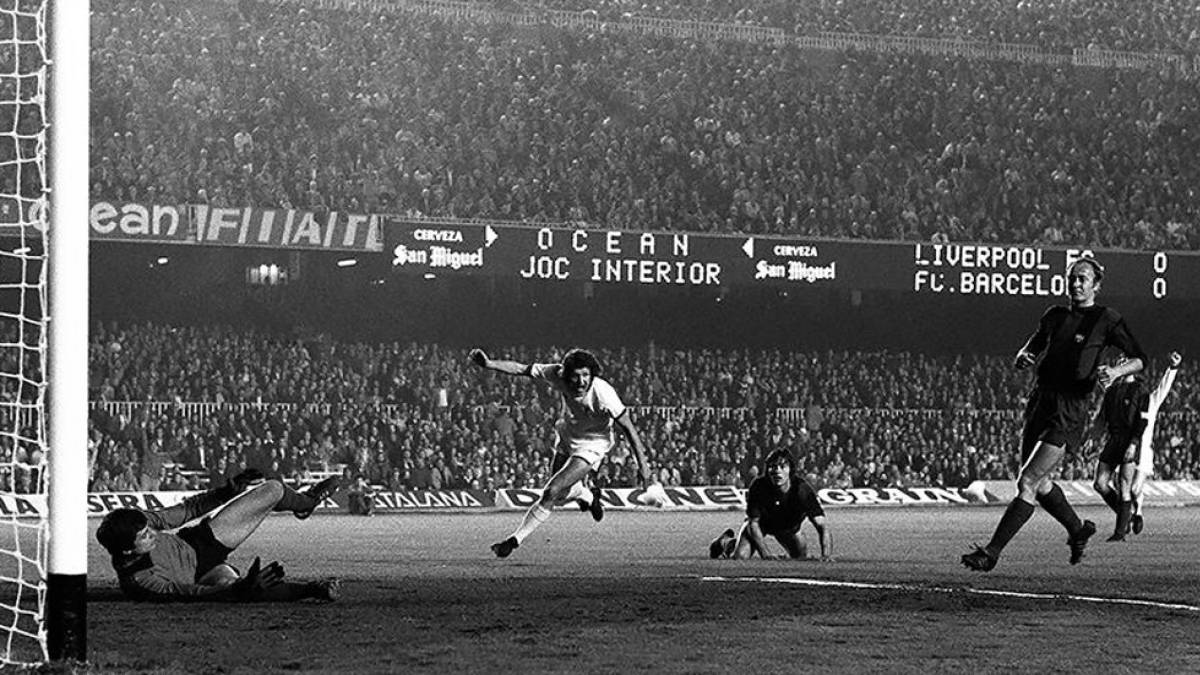 Toshack celebra su gol en el Camp Nou, en presencia de Mora, Migueli y Marcial.