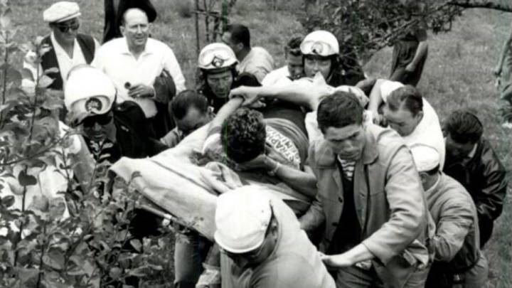 Roger Rivière, rescatado tras caerse en el Tour de 1960.