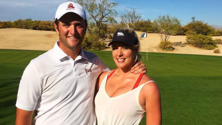 Jon Rahm junto a su prometida.