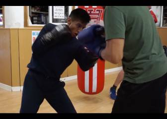 El golpe abajo después del bloqueo en el boxeo