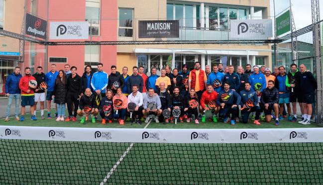 La foto de grupo de los participantes en el torneo de presentación de 'Pádel and Pádel'.