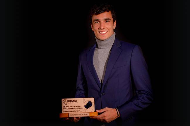 Ale Galán, galardonado como Mejor Jugador Circuito Profesional por la FMP.