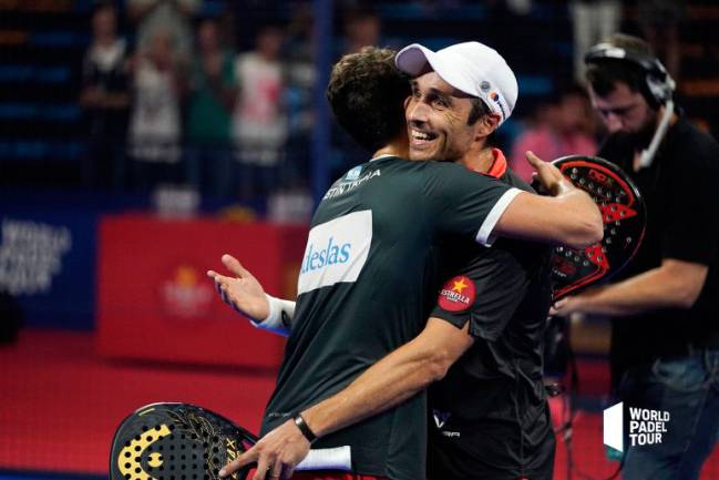 Bela y Tapia celebran la victoria en el Madrid Master del World Padel Tour.