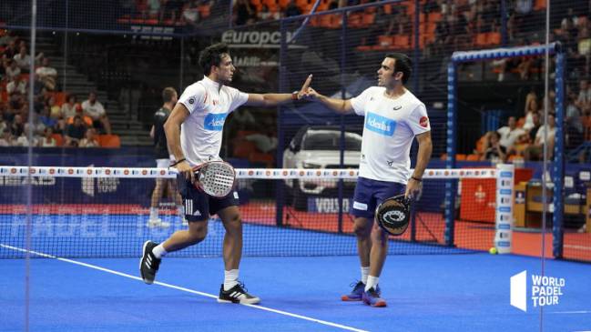 Galán y Lima celebran un punto en el World Padel Tour.