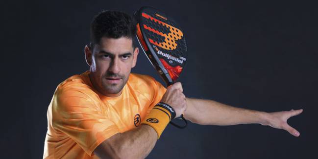 El jugador WPT Maxi Sánchez junto a la Bullpadel Vertex 02.
