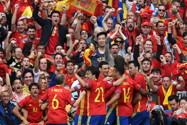 Varios jugadores de la Selección celebran un gol de Piqué en 2016.