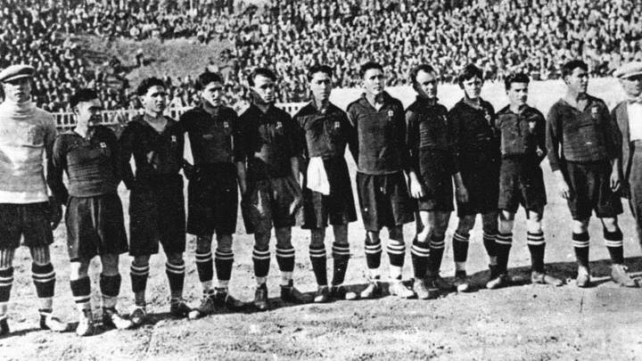 La alineación del Barça de aquella final de Copa de 1920 ante el Athletic. De izquierda a derecha, Zamora, Planas, Surroca, Sagi B., Samitier, Alcántara, Galicia, Martínez, Torralba, Piera, Sancho y Jack Greenwell, el entrenador.
