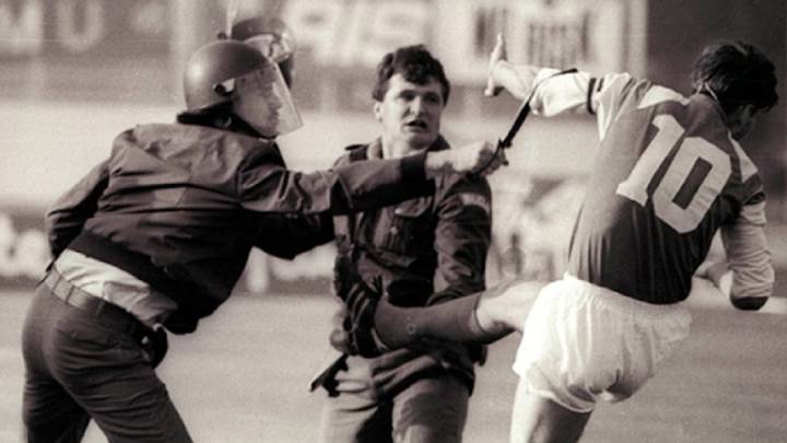 Boban se enfrenta a la policía durante el Dinamo de Zagreb-Estrella Roja.