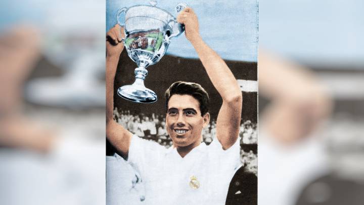 Manolo Santana alza el trofeo de campeón de Wimbledon el 1 de julio de 1966 con el escudo del Real Madrid en el polo.