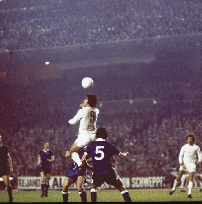 Santillana remata de cabeza con Del bosque al fondo en una jugada del Real Madrid-Derby County de vuelta de octavos de final de la Copa de Europa el 5 de noviembre de 1975.