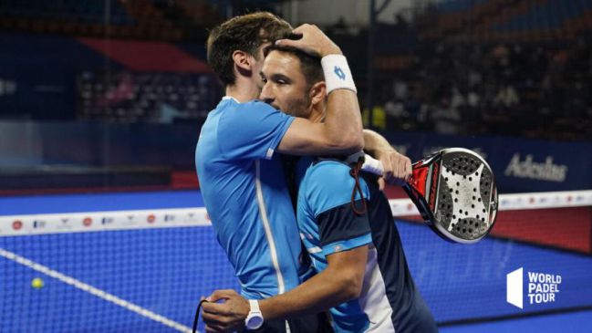 Sanyo y Stupa se abrazan tras una victoria en World Padel Tour.