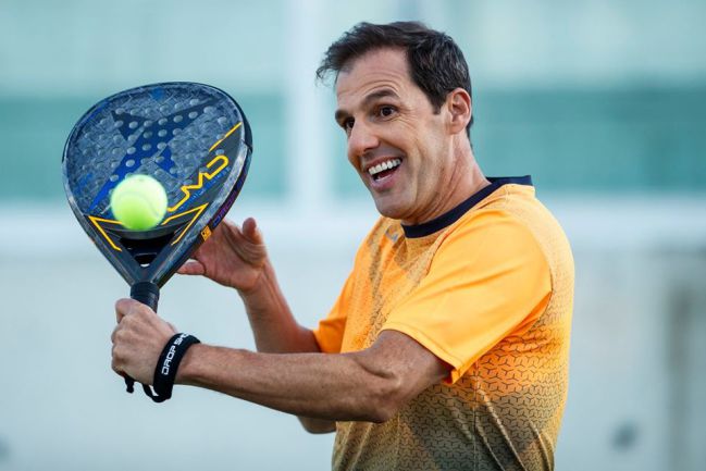 Juan Martín Díaz junto con la Drop Shot Conqueror 8.0