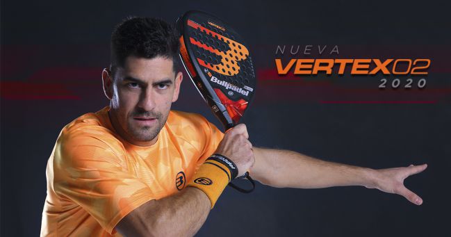 Maxi Sánchez junto a la Bullpadel Vertex 02 2020.