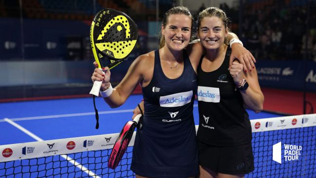 Ale y Ari celebran una victoria en el World Padel Tour.