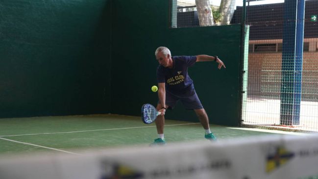 Un jugador de pádel en el retorno a las pistas.