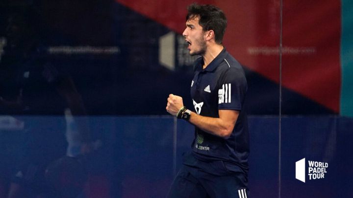 Alejandro Galán celebra un punto en el World Padel Tour.