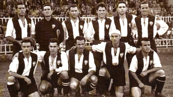 Una alineación del Alcoyano en 1947 en un partido de Copa contra el Valencia en Mestalla.
