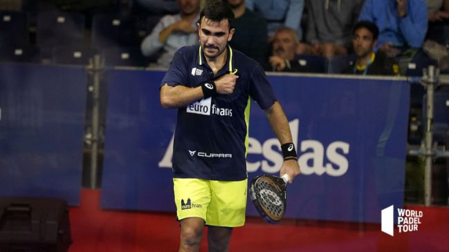 Pablo Lima celebra un punto empuñando la Asics Speed Lima en World Padel Tour.