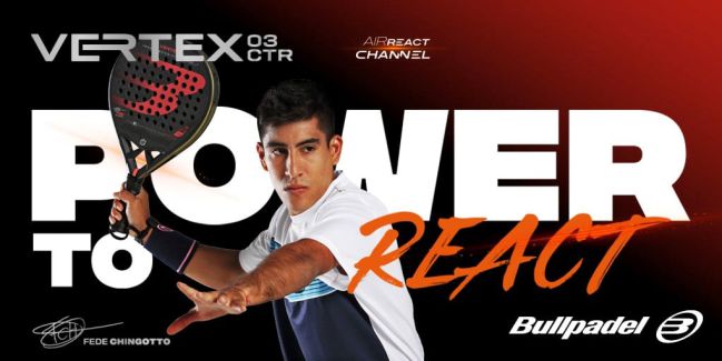 Fede Chingotto posa con su pala, la Bullpadel Vertex 03 Control.