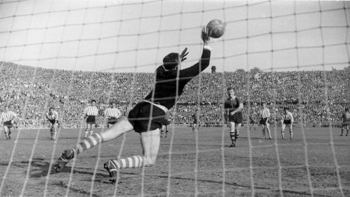 Carmelo detiene el penalti a Kubala en el Barça-Athletic de semifinales de la Copa de 1955.