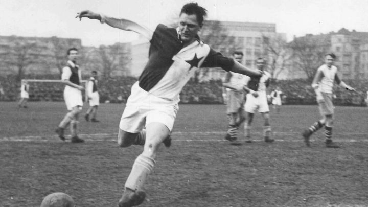 Bican, delantero austriaco de raíces checas, remata a puerta en un partido con el Slavia de Praga.