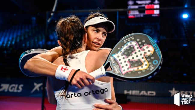 Marta Marrero junto a su Black Crown Piton Nakano durante un partido de World Padel Tour.