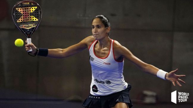 Majo Sánchez Alayeto golpea a la pelota con la NOX MJ10 Luxury durante un encuentro.