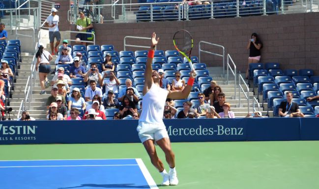 Rafa Nadal saque