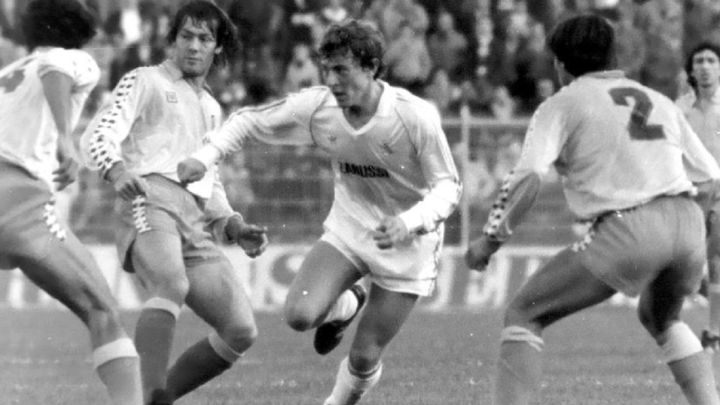 Butragueño, rodeado de defensores del Cádiz, en su debut con el Madrid en febrero de 1984.