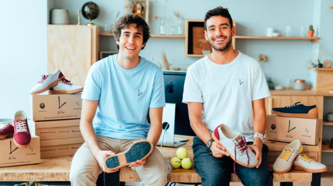 Dos de los fundadores de la empreas que convierte pelotas de pádel en zapatillas.