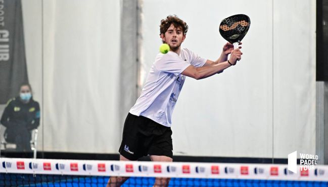 Miguel Yanguas durante un partido World Padel Tour.