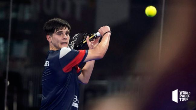 Javi Leal volea durante un encuentro World Padel Tour.