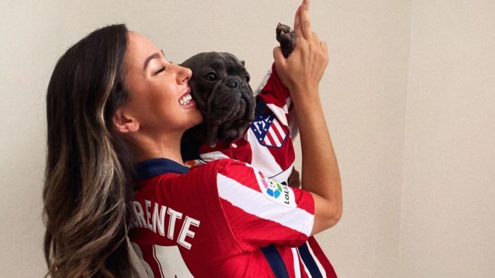 Así de contentos estaban la pareja de Marcos Llorente y su mascota tras la victoria rojiblanca.