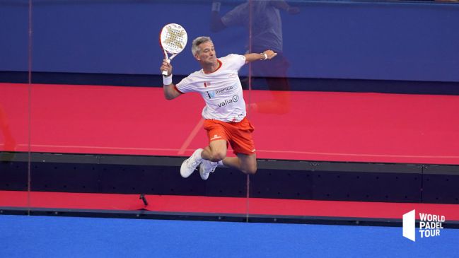 Miguel Lamperti realiza uno de sus característicos remates en World Padel Tour.