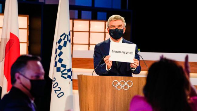 El presidente del COI, Thomas Bach, muestra la elección de Brisbane 2032 como sede de los Juegos Oliímpicos.