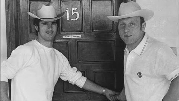 Gerd Müller y Uwe Seeler, a la puerta de su habitación de hotel.