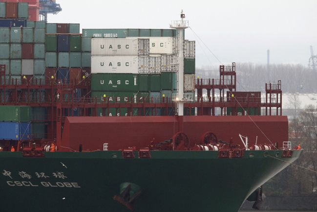Un barco proveniente de China con contenedores.
