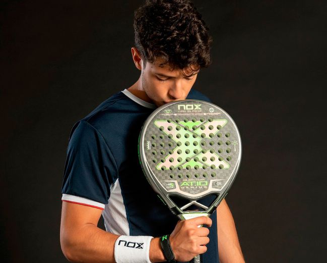 Agustín Tapia besa la pala de pádel Nox AT10 Luxury Genius.