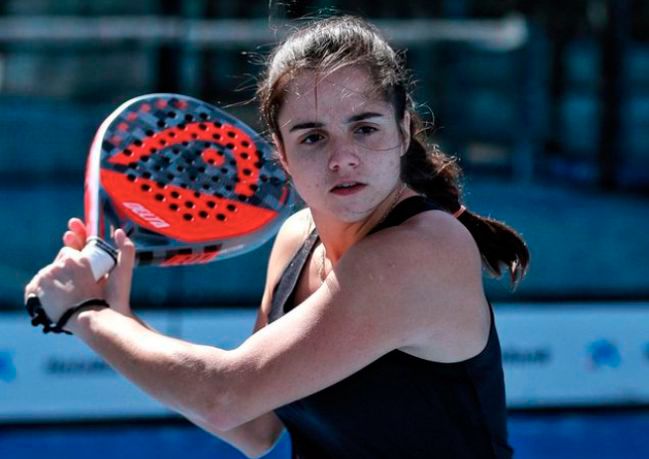 Paula Josemaría junto con la pala Head Delta Hybrid Graphene 360+.