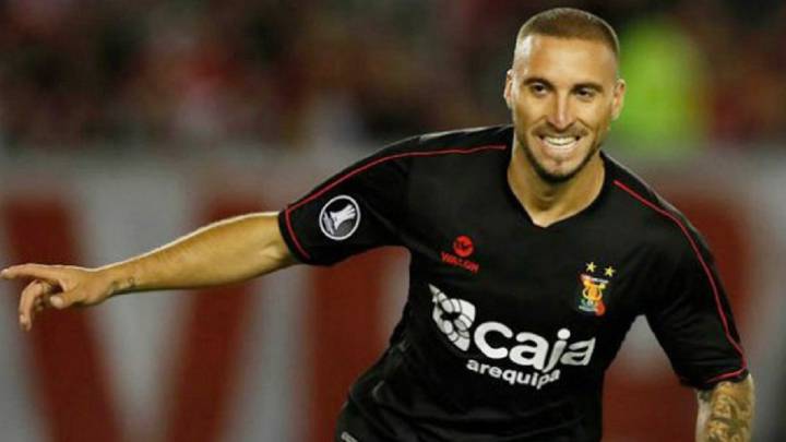 Emanuel Herrera celebra un gol con Melgar.