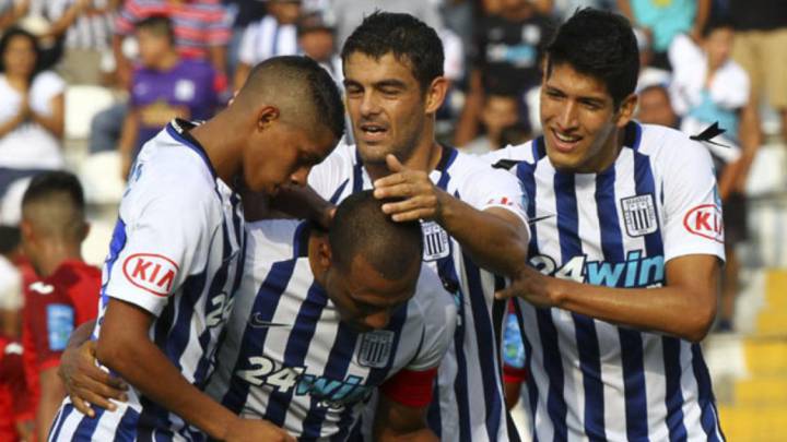 Alianza LIma durante un partido de la liga peruana.