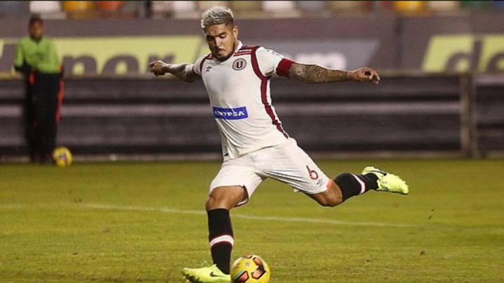 Juan Vargas durante un partido con Universitario.