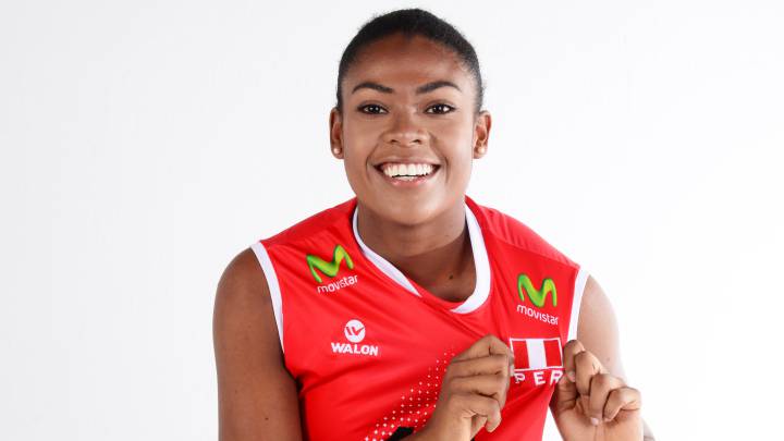 Ángela Leyva, posando con la camiseta de la selección peruana.