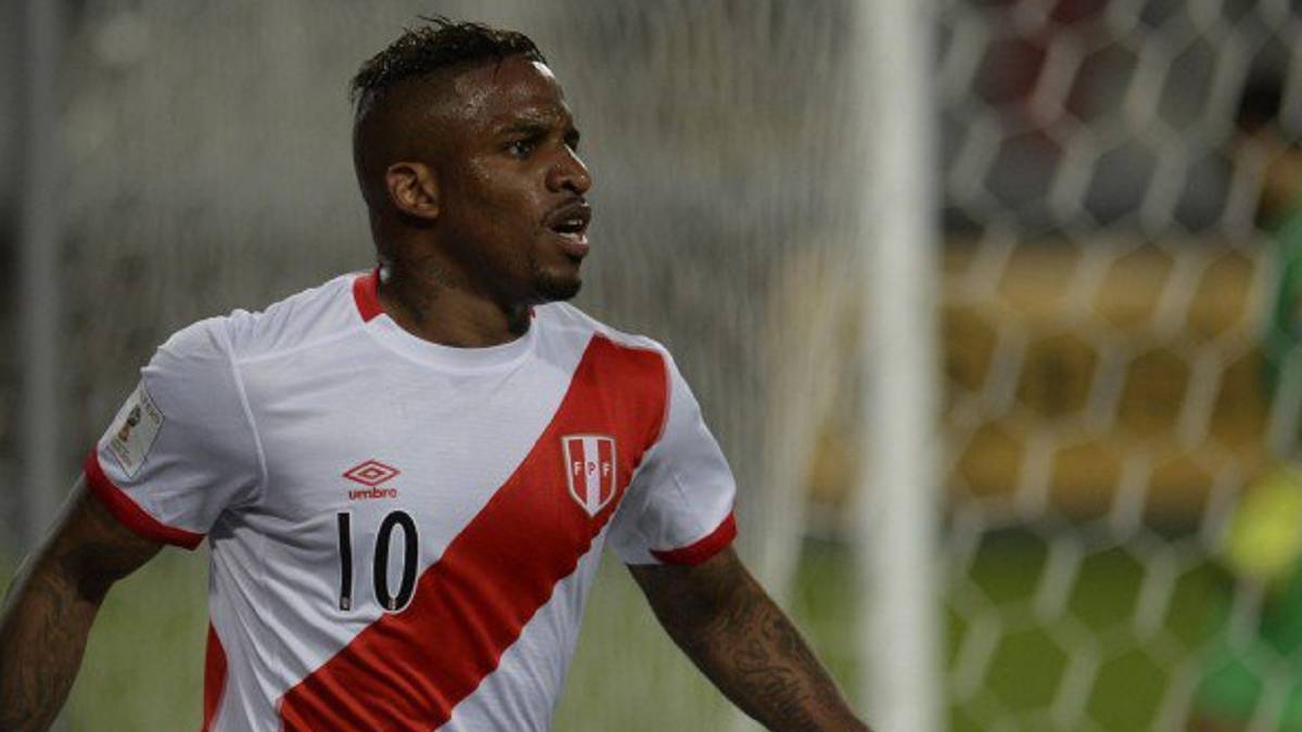 Jefferson Farfán durante un partido de la selección peruana.
