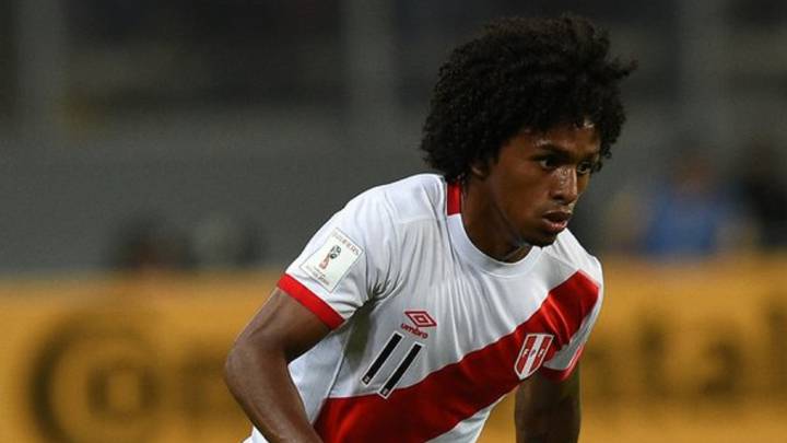 Yordy Reyna durante un partido con la selección de Perú.