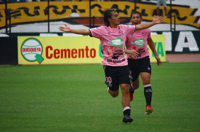 Mario Tajima, celebrando un gol con el Boys.