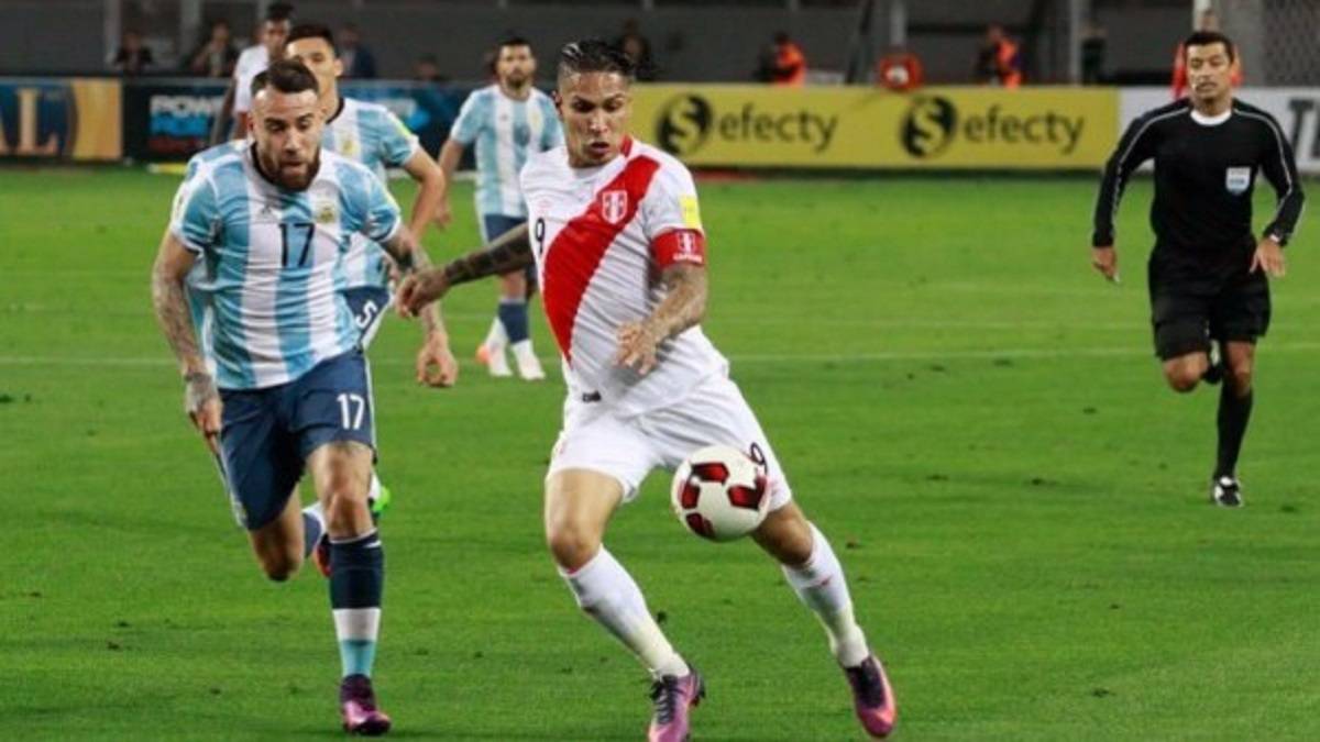 Paolo Guerrero durante el partido ante Argentina.